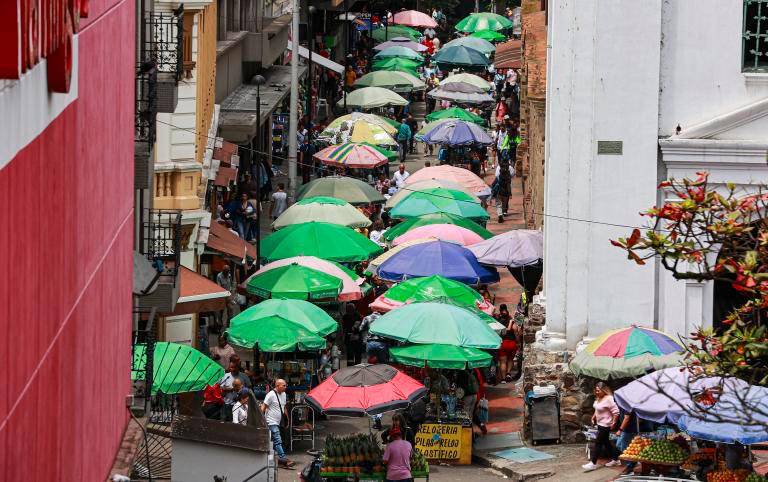Más de la mitad de los nuevos ocupados en Medellín ingresaron a actividades informales durante el último año. FOTO: MANUEL SALDARRIAGA