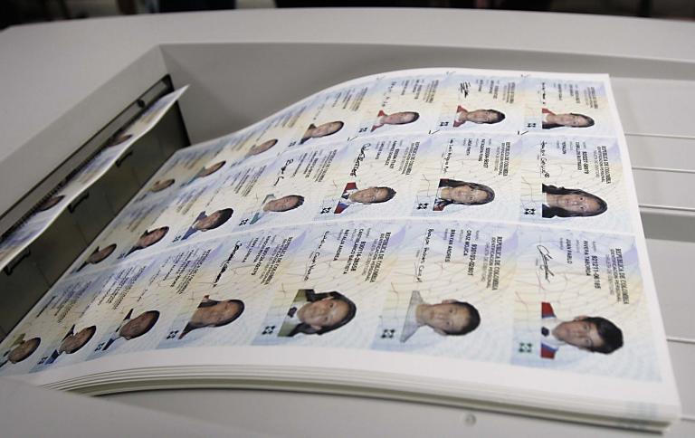 <b>La Registraduría alertó que la cédula digital solo se tramita en sedes oficiales y consulados. FOTO: COLPRENSA</b>