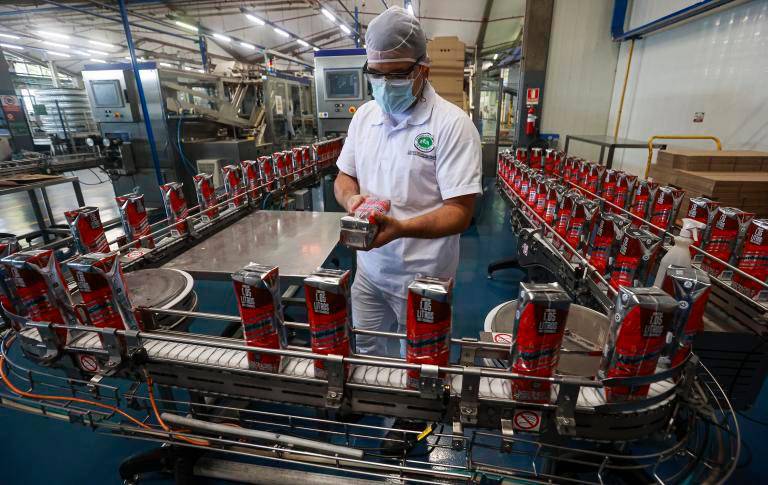El Aguardiente Antioqueño y el Ron Medellín, insignias de la FLA, ya podrán comercializarse en el Valle del Cauca tras la eliminación de las restricciones departamentales. FOTO: MANUEL SALDARRIAGA