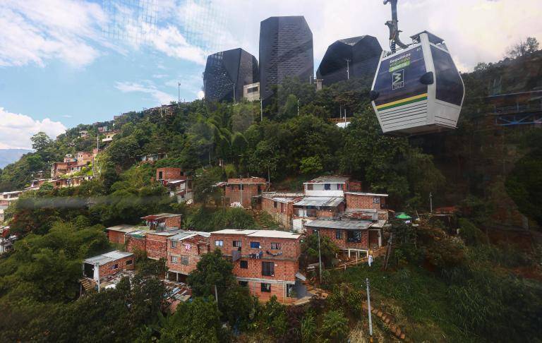 Durante la suspensión, el Metro de Medellín habilitó alternativas de transporte integrado para facilitar los recorridos habituales de los pasajeros de la Línea K. FOTO Manuel Saldarriaga. 