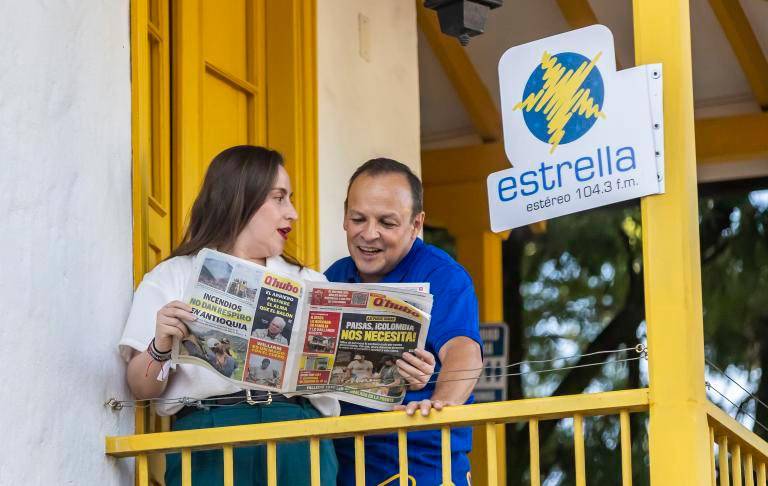 Jenny Villafañe, editora digital de Q’hubo, y Hugo Londoño, coordinador de Noticias de Estrella Estéreo. FOTO: CAMILO SUÁREZ 