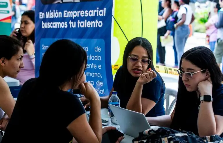 Las empresas están contratando personal sin experiencia para capacitarlo directamente. FOTO: Julio César Herrera