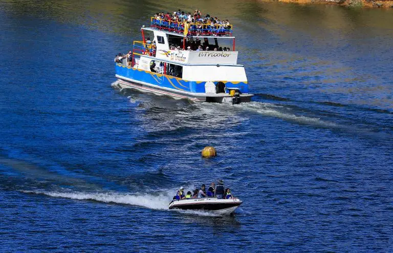 Por las heladas temperaturas, las algas, sedimentos y las corrientes ocultas, nadar en el embalse de Guatapé está prohibido y el uso de chaleco salvavidas en sus servicios fluviales es obligatorio. Foto de referencia: Jaime Pérez Munévar