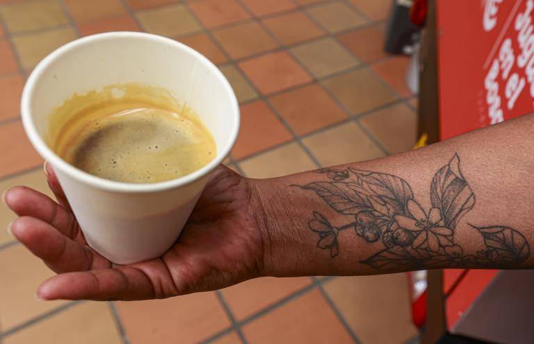 Las nuevas generaciones han incorporado preparaciones como el latte, el cappuccino y el cold brew a sus formas de consumir café. Foto: Manuel Saldarriaga Quintero.