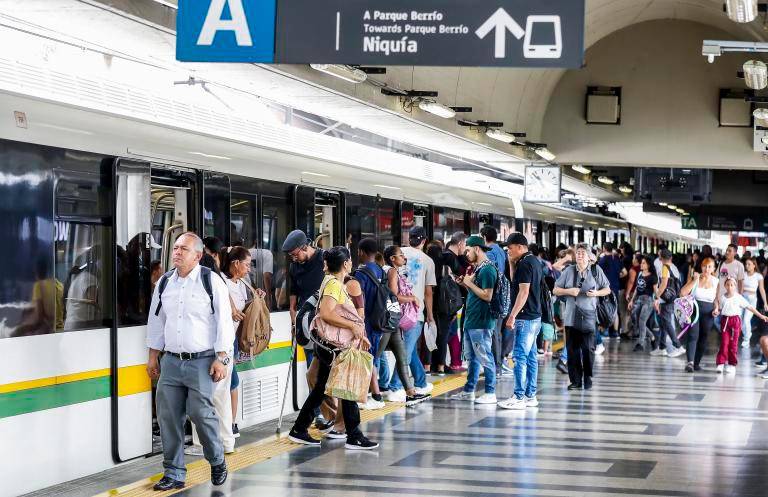 La línea A del Metro de Medellín operó con restricciones durante la mañana de este lunes. FOTO: Jaime Pérez Munévar