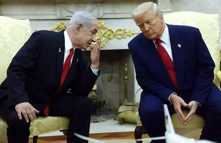 Benjamin Netanyahu y Donald Trump se reunieron este lunes, 29 de septiembre, en la Casa Blanca y hablaron sobre el plan de alto el fuego que plantea el mandatario estadounidense para la Franja de Gaza. FOTO: AFP