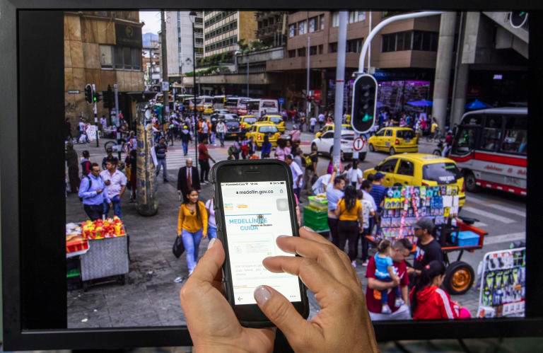 La aplicación Medellín Me Cuida fue una de las banderas de la administración para la contener la pandemia. Sin embargo, su efectividad ha sido cuestionada por expertos. FOTO edwin bustamante