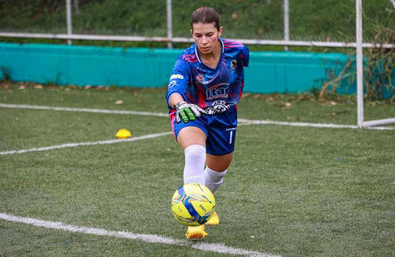 A Emily le falta un brazo, pero le sobra corazón para defender la portería de la Selección Colombia