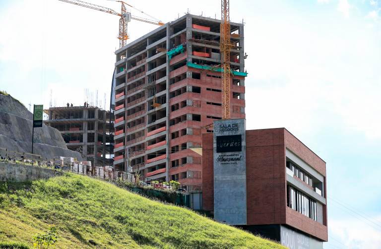 El alza en insumos como acero y hierro impactaría directamente el precio final de la vivienda. FOTO: EL COLOMBIANO