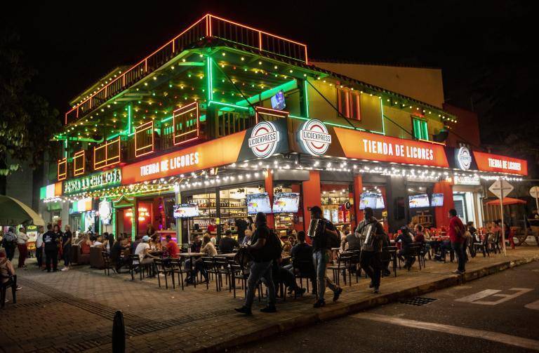 Algunas de las zonas más ruidosas de Medellín son el Parque Lleras, la avenida 70 y el Parque Berrío, zonas conocidas por su oferta de discotecas, bares, rooftops y otros. Foto: Andrés Camilo Suárez