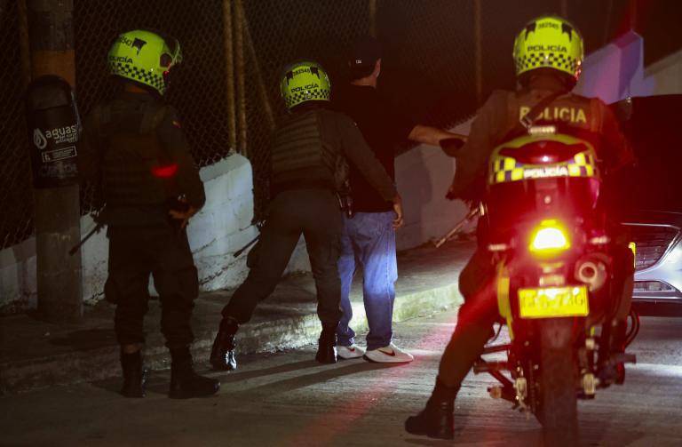La Policía de Bogotá fue atacada con armas blancas y objetos contundentes por un grupo de cinco personas que se resistieron a una requisa. FOTO: EL COLOMBIANO