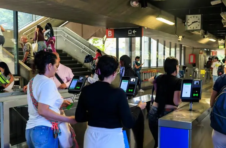 El Metro de Medellín y los demás modos del sistema integrado ajustaron sus tarifas desde el 10 de enero, en medio del encarecimiento de los costos operativos. FOTO: CAMILO SUÁREZ