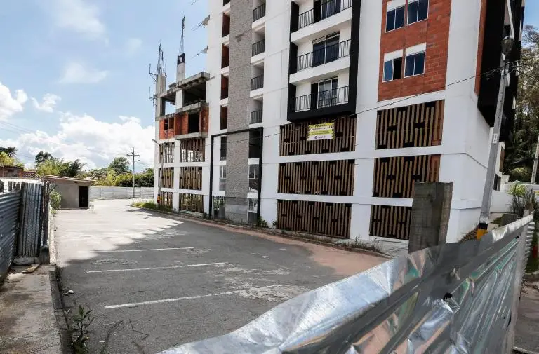 El edificio fue construido con fallas protuberantes que amenazaban su solidez, por eso fue demolido mediante implosión. FOTO: JULIO CÉSAR HERRERA