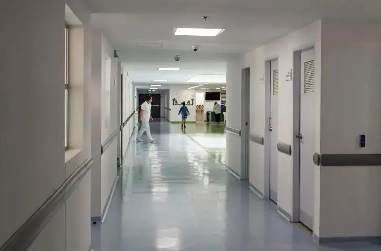 Miranda alertó posibles riesgos de corrupción y pidió a los entes de control investigar proyectos que podrían convertirse en nuevos ‘elefantes blancos’ en plena crisis del sistema de salud. FOTO: MANUEL SALDARRIAGA - REFERENCIA