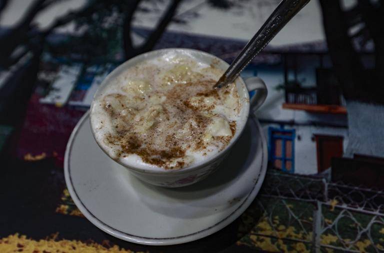 El tradicional pocillo de peltre está asociado con las costumbres cafeteras de las zonas rurales del Eje Cafetero y otras regiones del país. Foto: Manuel Saldarriaga Quintero