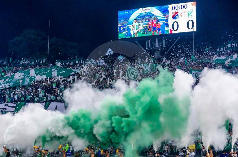 Los aficionados que lleguen al estadio Atanasio Girardot para el duelo de ida por la final de la Liga BetPlay podrán participar en el gran tifo verde. FOTO JAIME PÉREZ 
