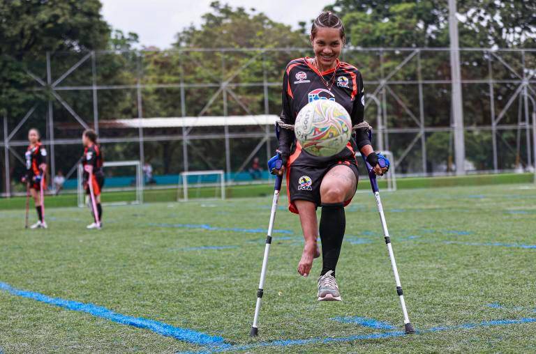 A Emily le falta un brazo, pero le sobra corazón para defender la portería de la Selección Colombia
