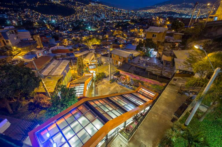 Escaleras eléctricas de la Comuna 13 de Medellín. FOTO: Juan Antonio Sánchez