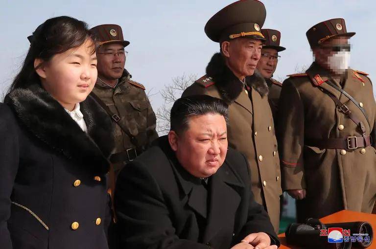 Imagen del líder de Corea del Norte, Kim Jong Un, junto a su hija y mandos del ejército, presenciando unos ejercicios de “contraataque nuclear” en un lugar no revelado el 18 y 19 de marzo de 2023. EFE