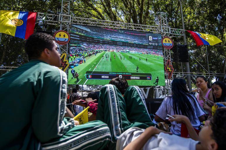 Imagen de referencia del partido inaugural del Mundial 2026 visto en pantalla gigante en Manrique. FOTO Julio César Herrera. 