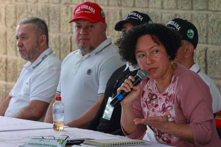 Alias “Carlos Pesebre” (centro, de gorra roja) hace parte de la Mesa de Paz Urbana que sesiona en la cárcel de Itagüí. FOTO: EL COLOMBIANO