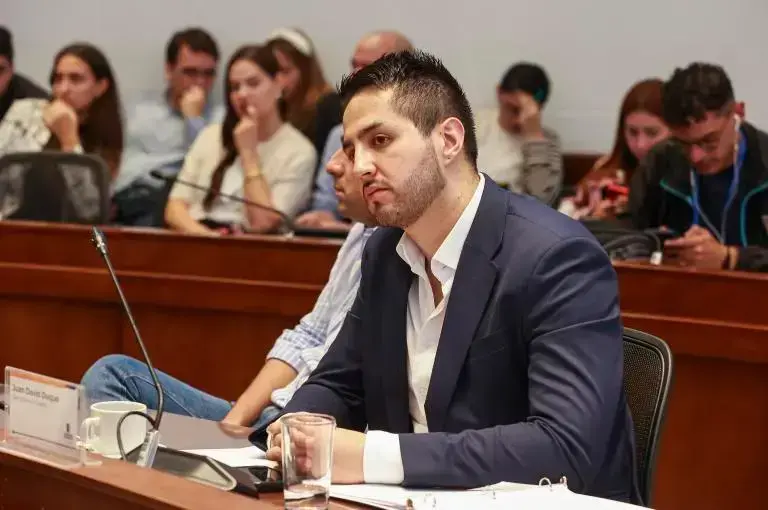Juan David Duque era el funcionario que daba el visto bueno en el manejo de los fondos fijos reembolsables, una especie de caja menor de la que, según investigan órganos de control, el entonces alcalde Quintero y su entorno habrían pagado almuerzos en restaurantes costosos, comidas rápidas, mercados y hasta flores