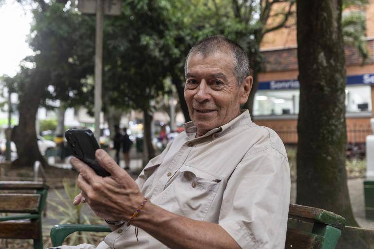 A Jairo Ruiz le gusta ‘cacharrear’ con su celular y editar contenidos con IA. Así, dice él, es que aprende todos los días algo nuevo. FOTO Camilo Suárez. 