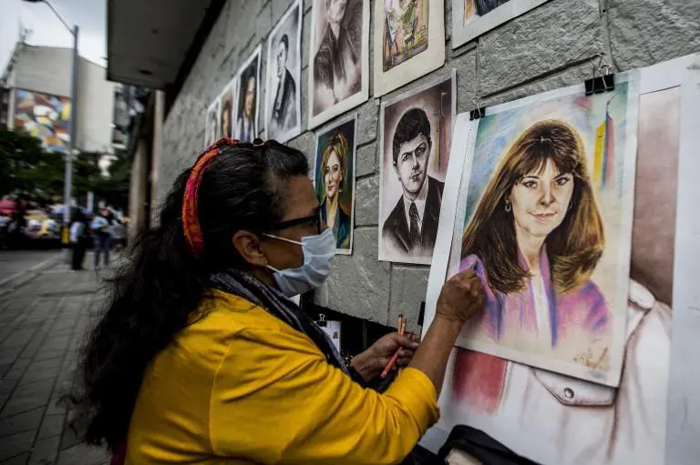 Amparo ha retratado a políticos, celebridades y peatones en la esquina de la Oriental con la Playa, el punto donde logró notoriedad. FOTO JULIO CÉSAR HERRERA ECHEVERRI