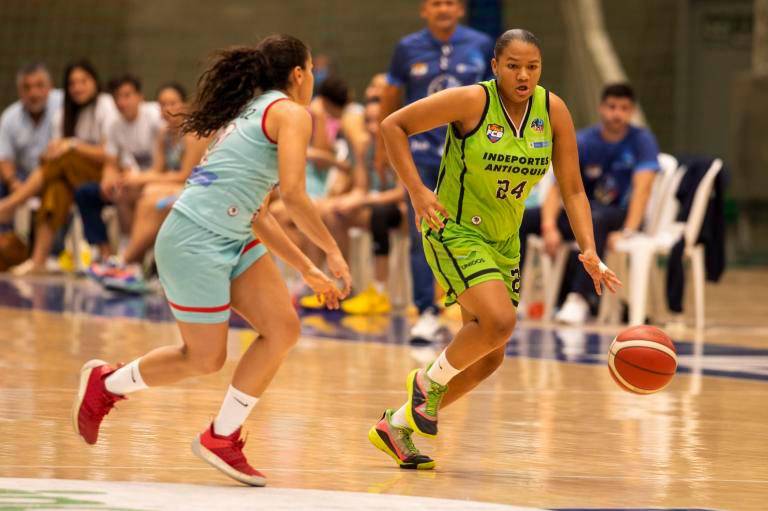 Indeportes busca el paso a la final de la Liga Superior Femenina de baloncesto que se juega en tres conferencias. FOTO Carlos Velázquez 