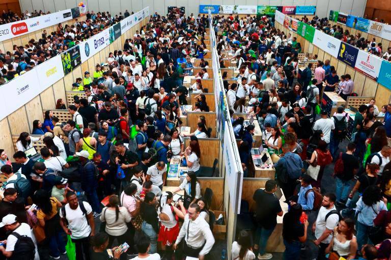 Durante la feria, los asistentes podrán postularse en tiempo real y conversar directamente con los reclutadores. FOTO: Manuel Saldarriaga