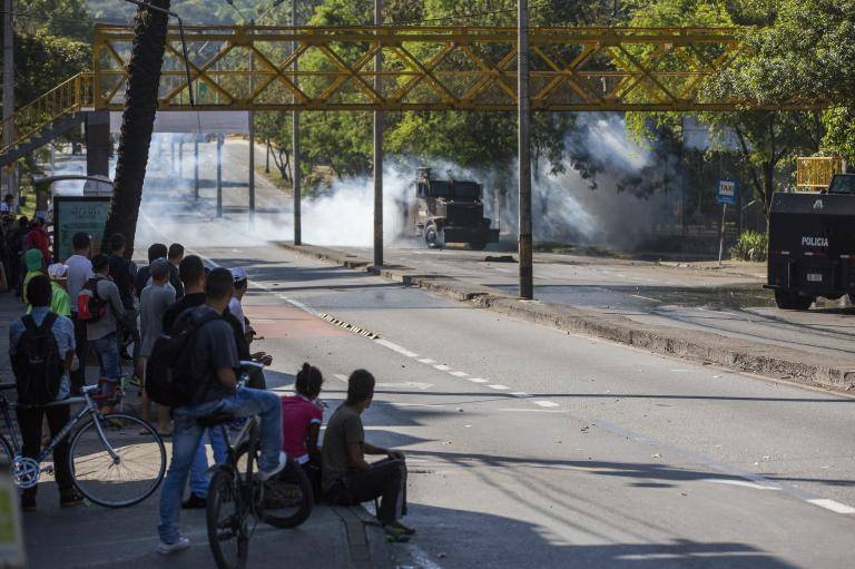 Protesta en la Calle Barranquilla, afuera del Campus de la Universidad de Antioquia. FOTO EL COLOMBIANO. 