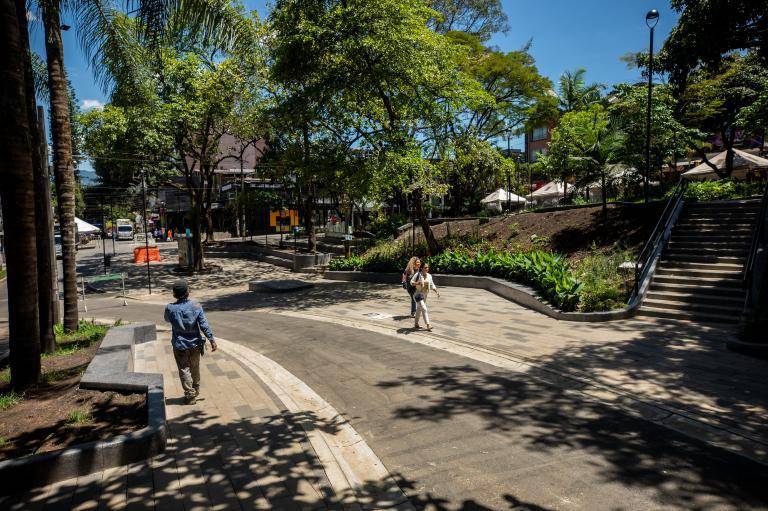 Así proponen salvar al parque Lleras, en Medellín, y decirle adiós a la estampida del comercio y la ilegalidad