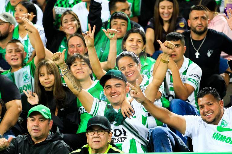 Los hinchas del verde buscan las boletas para poderlo acompañar en el Atanasio Girardot este miércoles, en el duelo ante Millonarios. FOTO MANUEL SALDARRIAGA