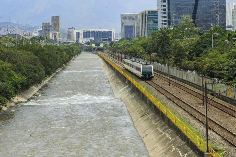Vista panorámica del río Medellin, a la altura de la estación Poblado del metro. FOTO: Camilo Suárez Echeverry