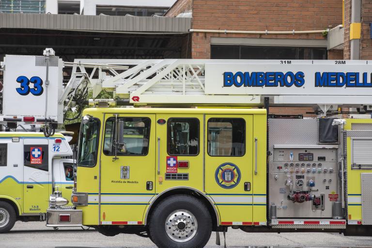 El Cuerpo de Bomberos de Medellín de la Estación Norte se encuentra atendiendo la emergencia. Foto: Edwin Bustamante Restrepo