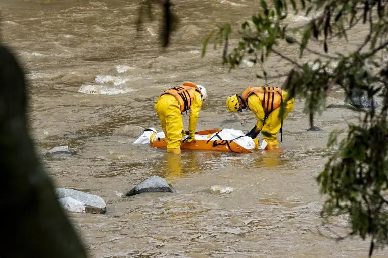 Imagen de referencia. Extracción de un cadáver en el río Medellín. FOTO Jaime Pérez Munévar