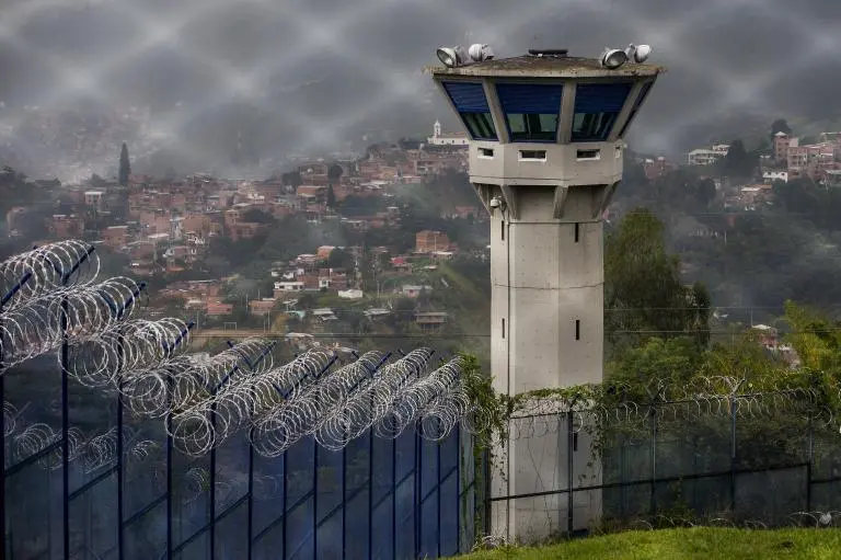Los guardias enfrentan cargos de abuso sexual, tráfico de estupefacientes y concusión, este último por intentar sobornar a la Policía del INPEC para evitar una denuncia. Foto: Julio César Herrera Echeverri.