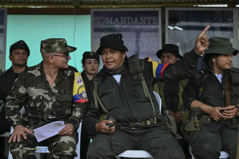 <span class="mln_uppercase_mln">El</span><b><span class="mln_uppercase_mln"> comandante de la disidencia de las FARC-EP, Calarcá (C) fue dejado en libertad en 2024 al ser interceptado en una caravana de la UNP en Antioquia con dinero, armas y un menor de edad, porque su orden de captura estaba suspendida por el Gobierno Petro. FOTO: AFP</span></b>