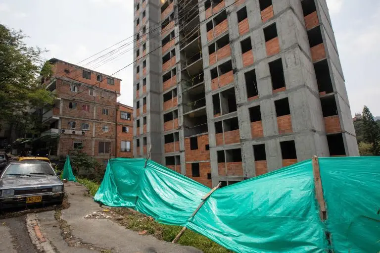La Alcaldía de Medellín fortalece la vigilancia sobre la actividad de enajenación de vivienda, y exige mayor transparencia en la comercialización. Los ciudadano piden herramientas para proteger el patrimonio y sus derechos. Foto archivo: Esneyder Gutiérrez Cardona.