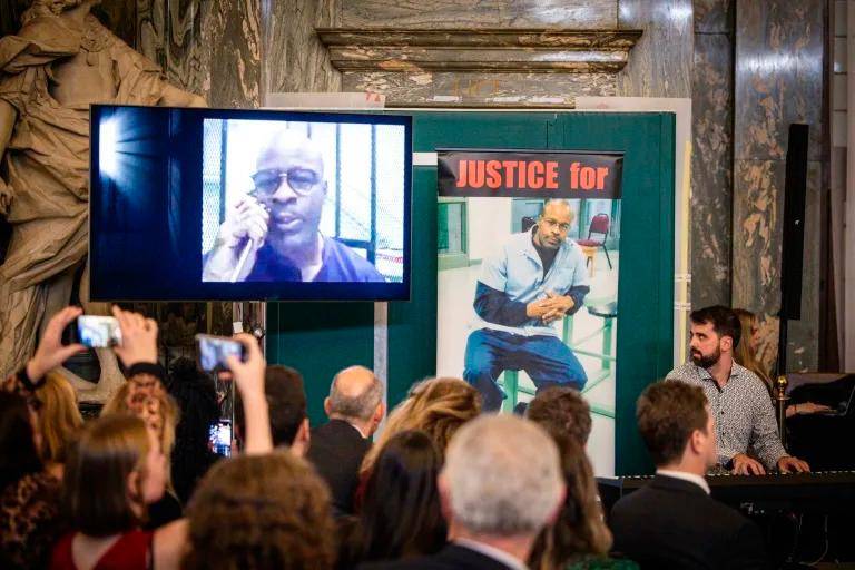 En la pantalla Keth LaMar atiende una llamada mientras Albert Marquès toca un piano. Foto: AFP