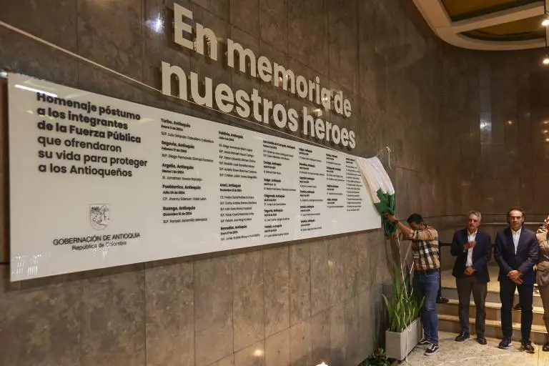 En el edificio de la Gobernación de Antioquia se instaló en agosto pasado una placa para rendir homenaje a los integrantes de la Fuerza Pública muertos en el cumplimiento de su deber. FOTO: Manuel Saldarriaga Quintero.