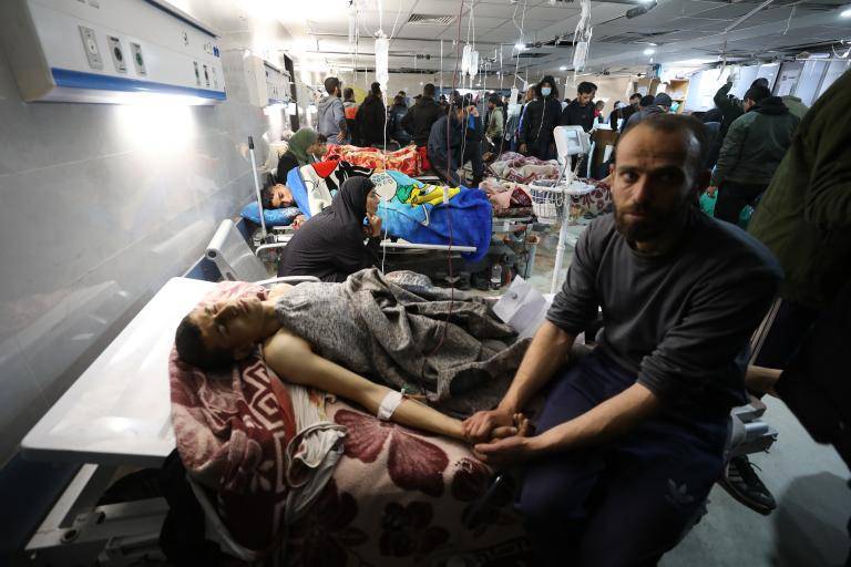 Un palestino es atendido en uno de los hospitales de la asediada Gaza. FOTO: Dawoud Abo Alkas Anadolu / Getty Images