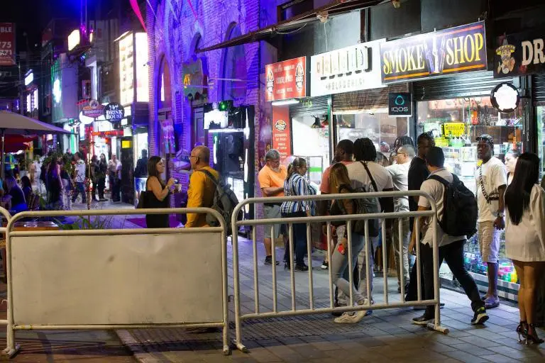 El decreto que fue suspendido permitía a ciertos establecimientos comerciales nocturnos extender sus horarios. Foto: Esneyder Gutiérrez Cardona