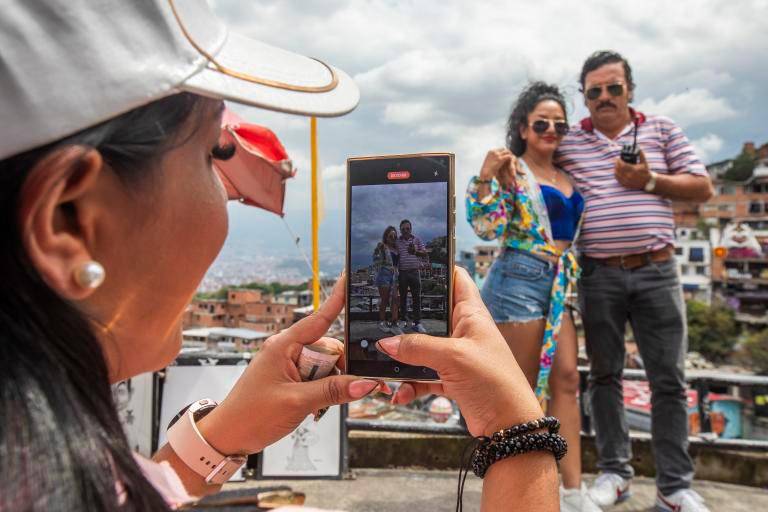 El “doble” de Escobar cobra $10.000 por cada persona que decide tomarse una foto con él. FOTO: ESNEYDER GUTIÉRREZ