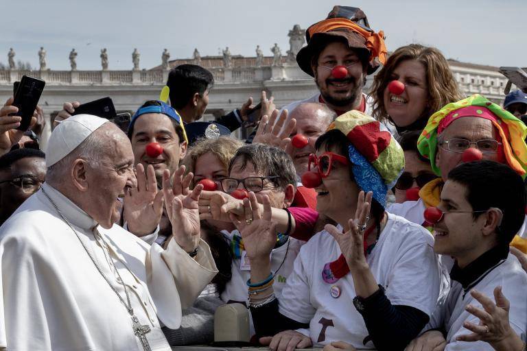 La hospitalización del papa Francisco ha generado una ola de solidaridad entre sus fieles, quienes diariamente envían cartas al centro médico que vela por la salud del pontífice argentino. FOTO: Getty