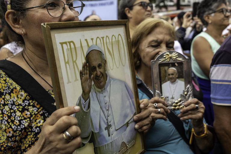 Fieles se reunieron en Argentina para orar por la salud del papa Francisco, nacido en Buenos Aires. FOTO: Getty