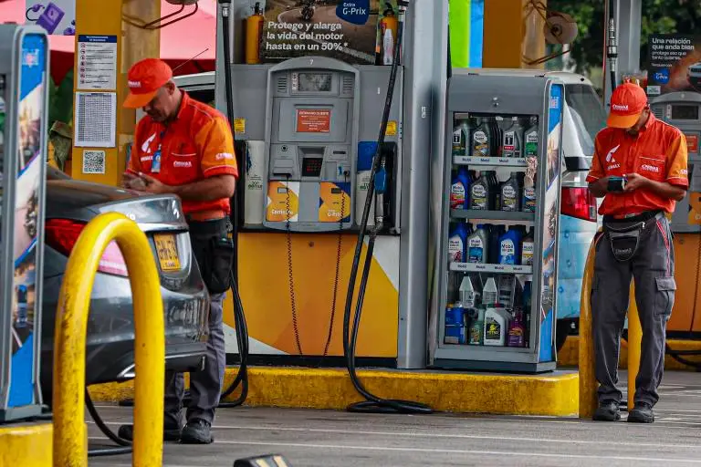 La reducción en el precio de la gasolina es obligatoria y de aplicación inmediata en todo el país. FOTO: MANUEL SALDARRIAGA