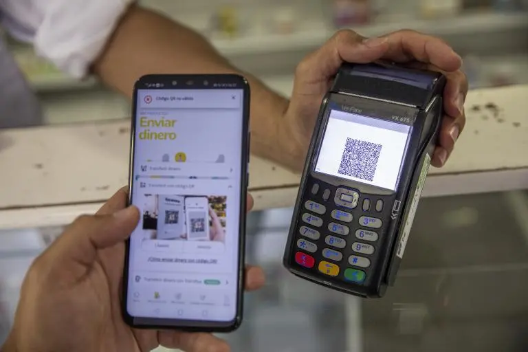Pagos virtuales con código QR desde el teléfono. Foto: Carlos Alberto Velásquez.