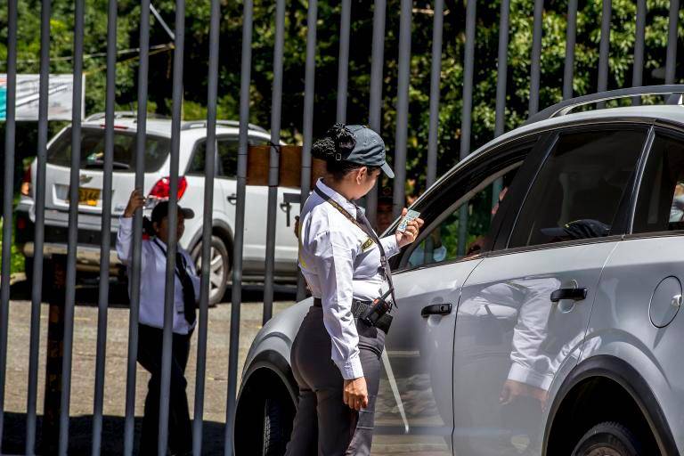 La reducción de la jornada a 42 horas y el aumento del recargo dominical ya generan ajustes operativos en varios sectores de la economía. FOTO: JUAN ANTONIO SÁNCHEZ