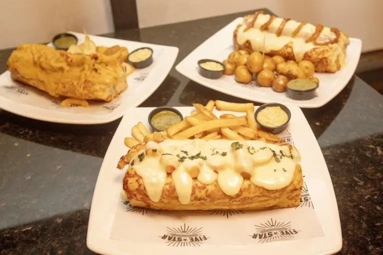 Entre las comidas con ultraprocesados favoritas de los paisas están las hamburguesas y los perros calientes. Foto: Esneyder Gutiérrez